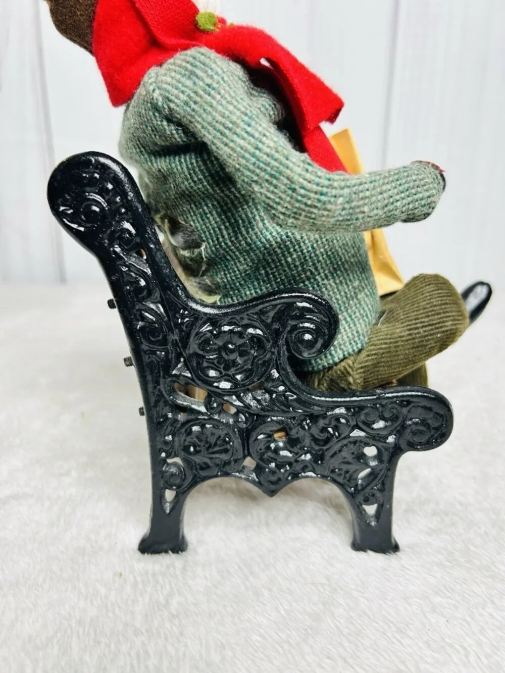 Byers Choice The Carolers Man Feeding Birds Cast Iron Park Bench Vintage 1997